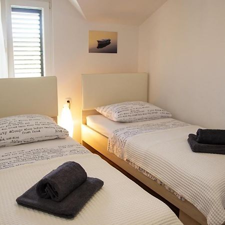 Kaprije Apartmani Tina I Ena Zewnętrze zdjęcie