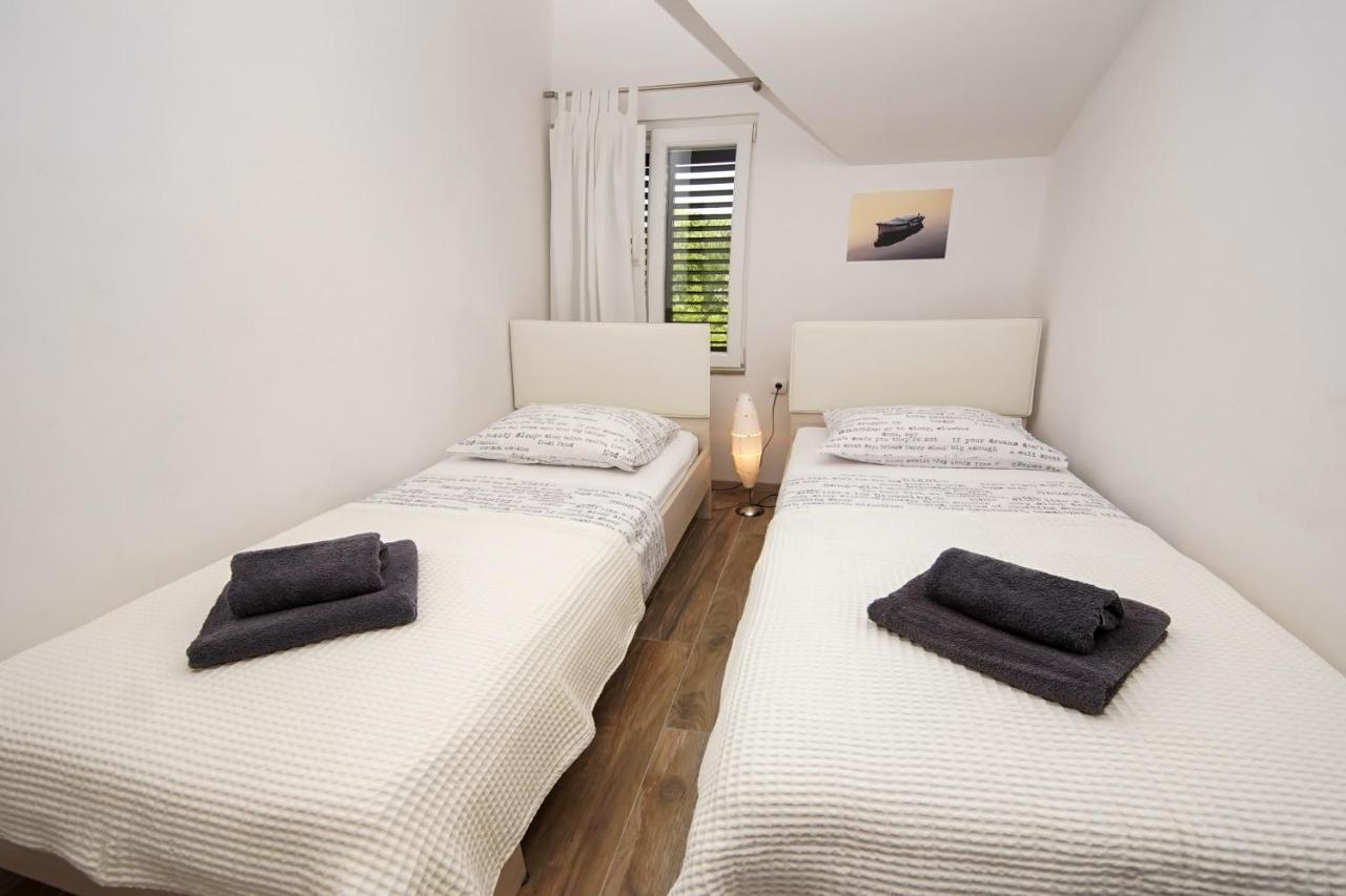 Kaprije Apartmani Tina I Ena Zewnętrze zdjęcie