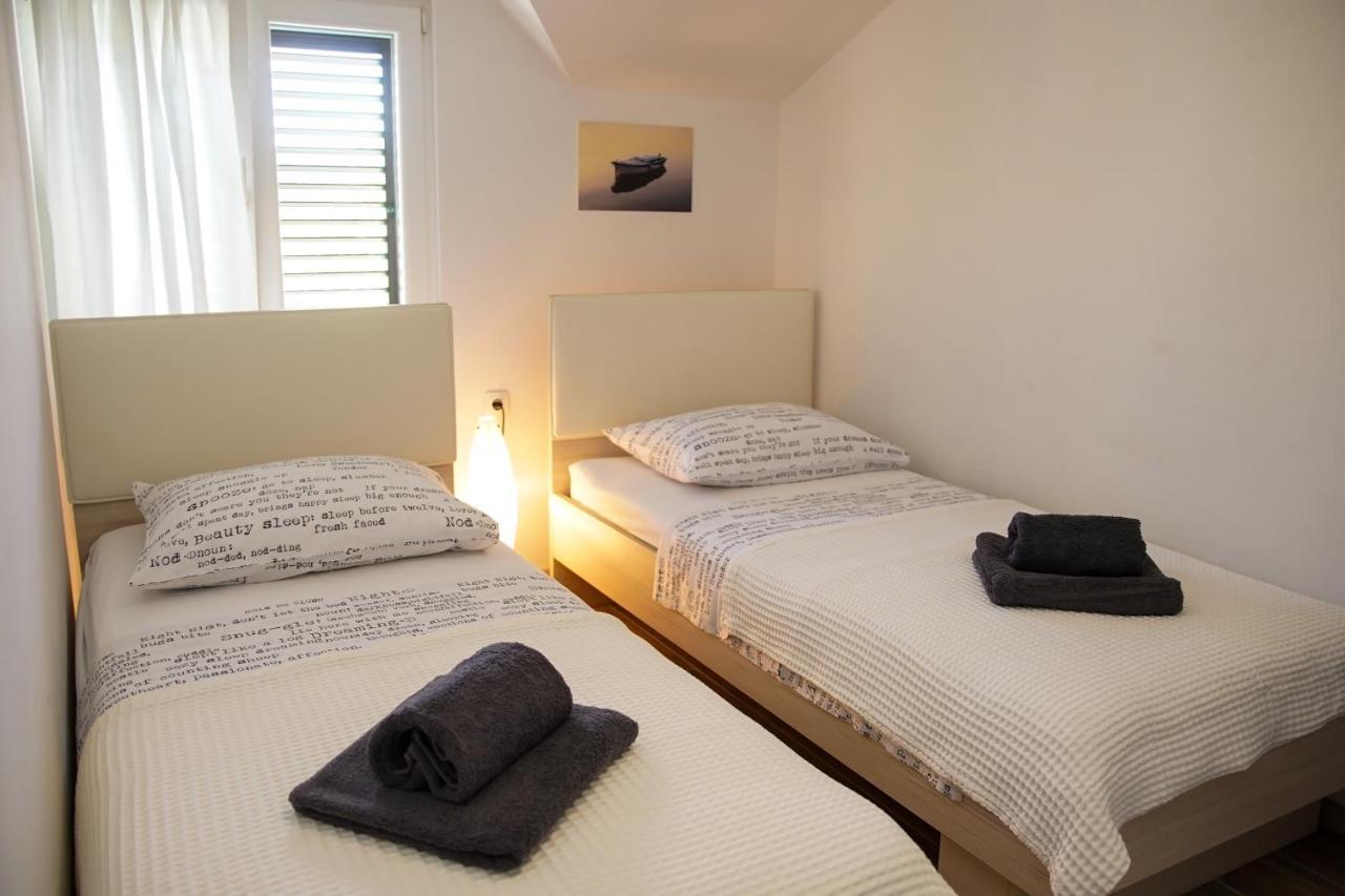 Kaprije Apartmani Tina I Ena Zewnętrze zdjęcie